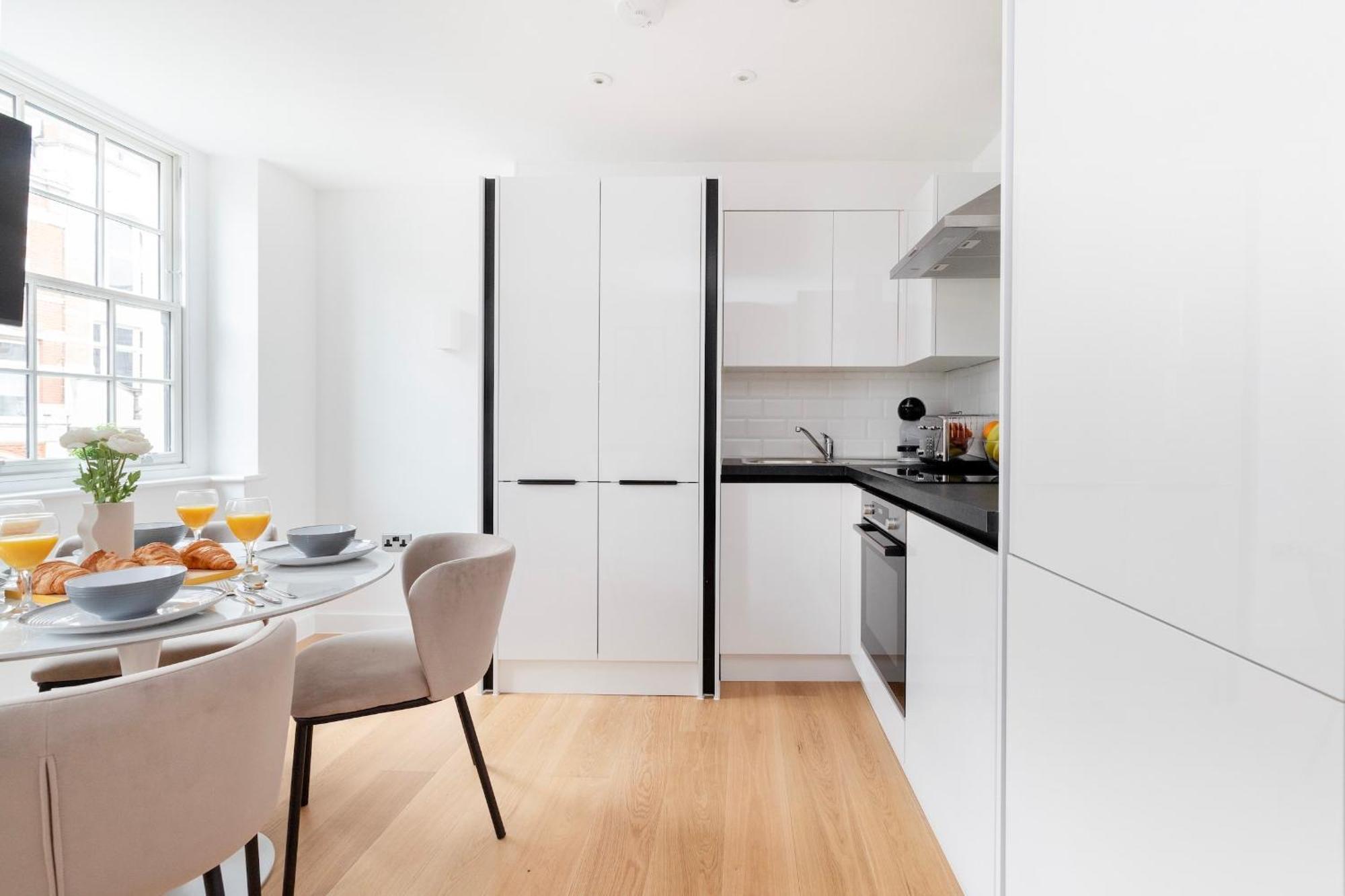 Fitzrovia With Balcony - Cityapartmentstay Londyn Zewnętrze zdjęcie